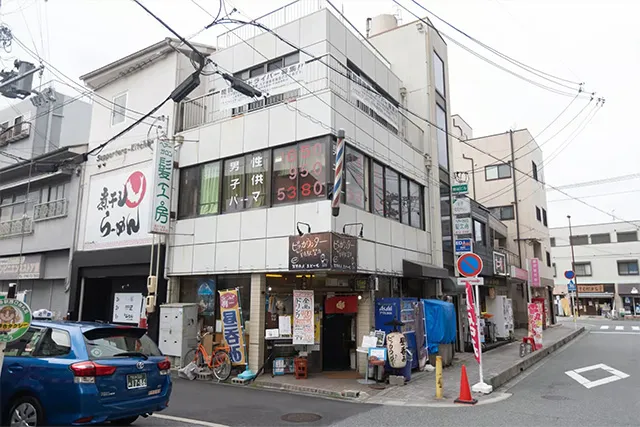 ②近進んでいただくと正面に1階居酒屋2階髪工房さんが入るビルが見えますのでそちらの手前を左に曲がります。