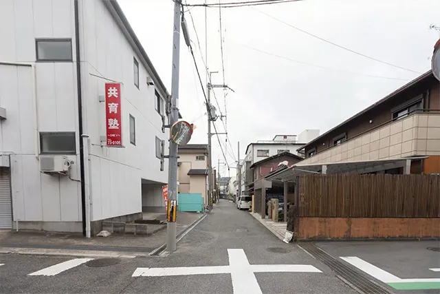 ③のまま近鉄生駒線の線路が左手にある状態で直進して頂きますと正面に共育塾さんが見えます。そちら手前を左に曲がります。
