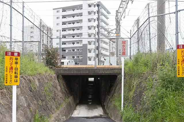 ④近鉄生駒線の踏切を渡って頂くと左手にJR線路下のトンネル通称カルケットがございますのでそちらをくぐって頂きますと正面に「マンションアデレード王寺」があります。その奥隣が当院が入るハイツラポールがございます。
