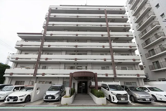 ⑤こちらは正面玄関です。そこの202号室が当院です。